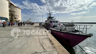 Crotone: arrivati i 46 migranti salvati dalla ong Louise Michel