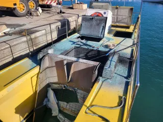 A fuoco battello pulisci mare: «Regione non si fa intimidire»