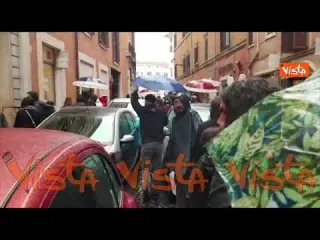 #ioapro, i manifestanti in corteo cantano l'inno d'Italia tra le vie del centro di Roma