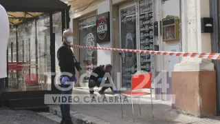 VIDEO | Crotone, furto con scasso in un ristorante in pieno centro cittadino