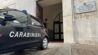 Assaltano e fanno esplodere un bancomat nel Catanzarese