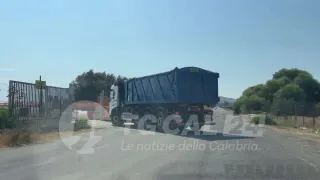 Bonifica Crotone: iniziato il trasferimento dei rifiuti dalle discariche a mare