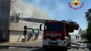 Crotone, in fiamme azienda di rifiuti e raccolta differenziata