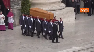 L'ultimo saluto a Papa Benedetto XVI, i fedeli: "Santo subito!" (VIDEO)