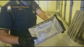 Viaggiava con oltre 50 kg di droga: arrestato 35enne sulla Salerno-Reggio Calabria (VIDEO)