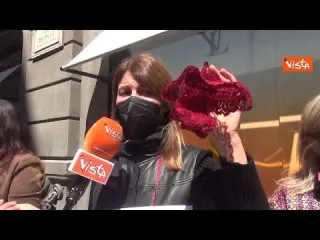 Sfilata dei commercianti "in mutande" a Napoli: "Non siamo untori"