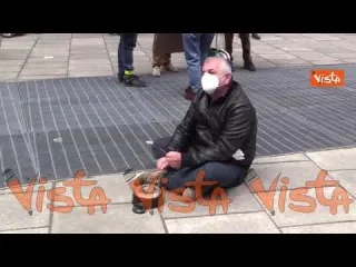 A Milano la protesta a suon di pentole contro la gestione sanitaria di Regione Lombardia