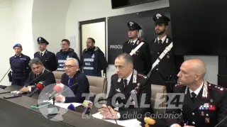 Droga e cellulari venduti nel carcere di Siano con la complicità di agenti e direttori