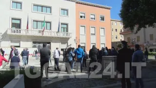 Fase 2, i commercianti crotonesi scendono in piazza: non riescono a riavviare le attività (VIDEO)