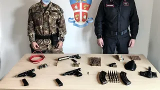 Ritrovato dai Carabinieri l'ennesimo arsenale di armi nel Reggino: erano nascoste in un muretto
