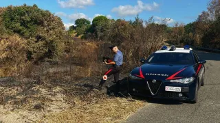 Sorpreso mentre appicca il fuoco in un'area rurale: arrestato