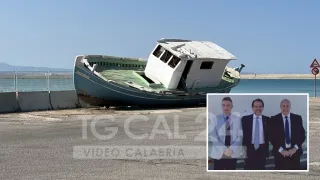 Crotone, relitto degli sbarchi consegnato al Comune da Adm: diventerà un'opera d'arte (Video)