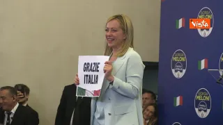 Giorgia Meloni canta “A mano a mano” di Rino Gaetano al termine del comitato elettorale (VIDEO)