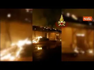 Incendio in un deposito a Pavia, struttura completamente distrutta