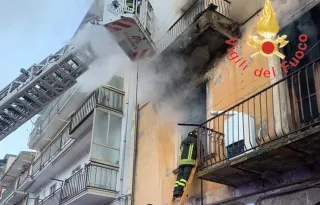 Casali del Manco, incendio distrugge un'abitazione: l'inquilino salvato dai Vigili del fuoco