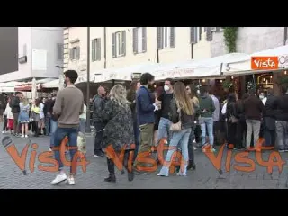 Ora dell’aperitivo a Piazza Campo de’ Fiori, assembramenti nel centro di Roma