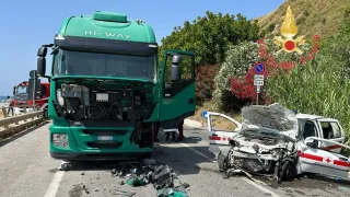 Incidente ad Amantea: scontro tra Tir e auto, feriti cinque volontari della Croce Rossa