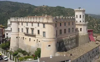 Il castello ducale di Corigliano: dalle decorazioni della torre mastio al fascino intatto delle cucine