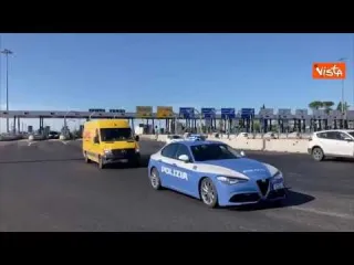 Vaccini, la polizia scorta le dosi Pfizer/Biontech durante il trasporto in tutta Italia