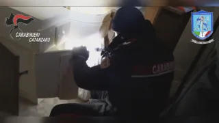 Droga e cellulari ai detenuti nel carcere di Catanzaro: 38 indagati