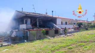 Esplosione in una villetta a Settingiano, c'è un ferito