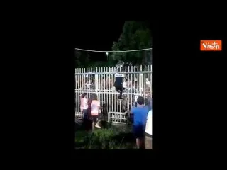 L'allenatore dello Spezia Italiano corre a salutare i tifosi per festeggiare la finale playoff