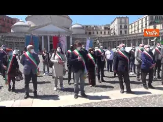 I sindaci Cantano l'inno di Mameli durante manifestazione per il Recovery ma vengono fischiati