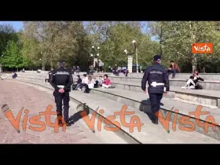 Pasqua in zona rossa, i milanesi non rinunciano al relax al parco ma nessun assalto