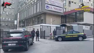 Peculato e truffa: sospesi un medico e due infermieri della "Dulbecco"