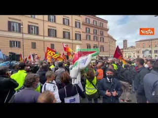 Un drago assalta l'aereo Alitalia alla protesta dei lavoratori a Roma