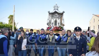GLI SPECIALI DI VIDEO CALABRIA | Dalle tenebre alla luce: Crotone accompagna Maria a Capocolonna (video)