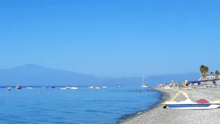 Bimbi soccorsi in mare da un vigile del fuoco a Melito Porto Salvo