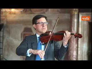 25 aprile, il sindaco di Firenze Nardella suona Bella ciao al violino