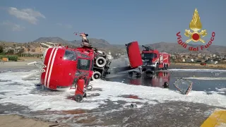 Si incendia elicottero: vigile del fuoco lievemente ferito