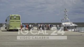 Migranti: arrivate a Crotone 86 persone, tra loro una donna incinta