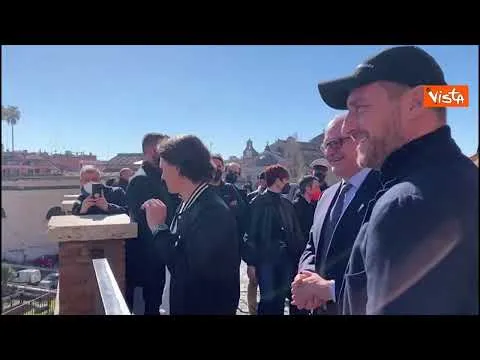 Gualtieri con Francesco Totti e Tom Holland al Belvedere Tarpeo