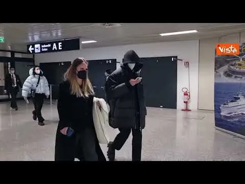 Sanremo, i vincitori Mahmood e Blanco sbarcano all'aeroporto di Fiumicino