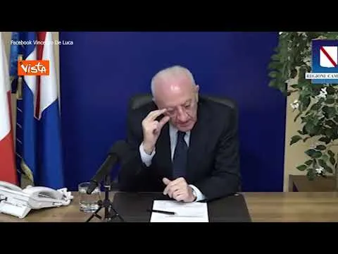 De Luca: "Docenti no vax a scuola? Ministero invita presidi a organizzare tornei di burraco"