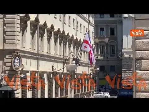 La bandiera della Georgia sventola a Palazzo Chigi per la visita della Presidente Zourabichvili