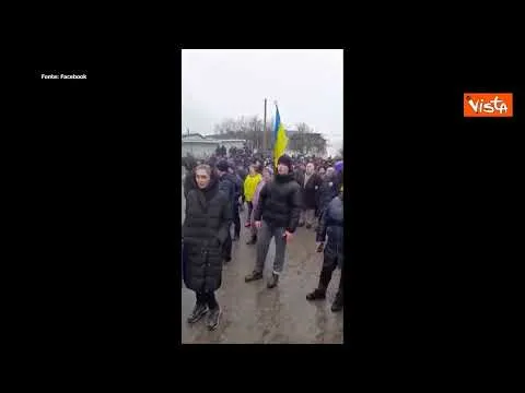 Cittadini in strada sfidano l'esercito russo a Novopskov: "Andate via dalla nostra terra"