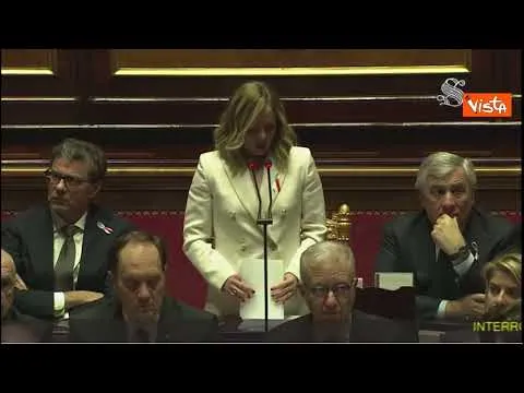 Meloni indossa nastro bianco e rosso contro violenza donne al Question time in Senato