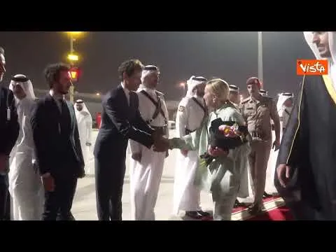 Meloni in Qatar, l'arrivo e l'incontro con l'Emiro. Le immagini