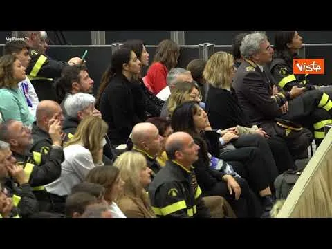 Papa Francesco riceve i Vigili del Fuoco in udienza privata, le immagini