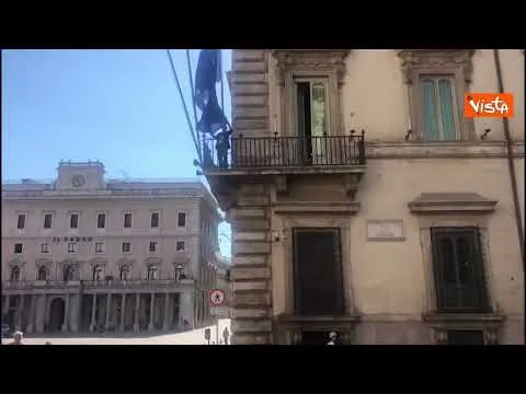 Dl Aiuti bis al Consiglio dei Ministri. A Palazzo Chigi si issa la bandiera italiana