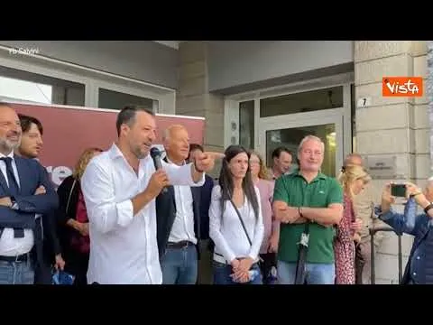 Problemi al microfono di Salvini durante comizio: "Faccio senza" e i sostenitori lo applaudono