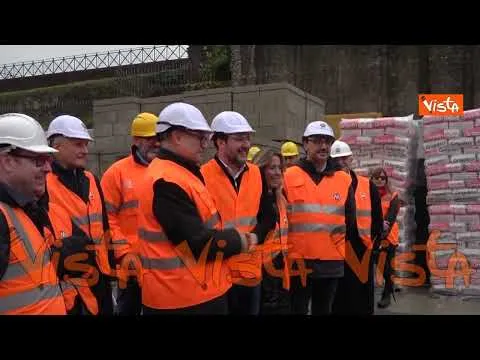 Metro C di Roma, Gualtieri e Salvini scherzano: ”Questa stretta di mano vale 2 miliardi”