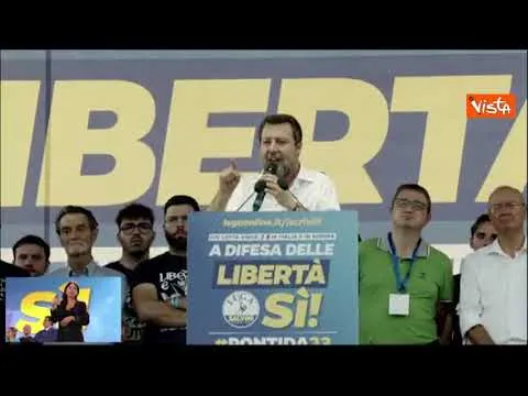 Salvini: "Bacioni a Richard Gere, apra le ville e porti migranti a casa sua"