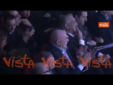 Meloni e i ministri ridono alle battute di Pino Insegno al congresso per le regionali nel Lazio