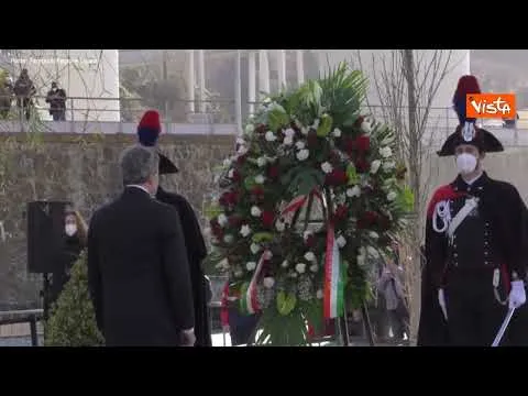 Draghi rende omaggio alle vittime del Ponte Morandi al memoriale di Genova