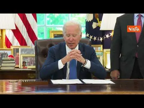 Ucraina, Biden firma legge per agevolare consegna armi a Kiev, la stessa usata contro Hitler